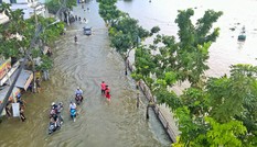 Mưa lớn kết hợp triều cường, đường phố Sài Gòn thành ‘sông’