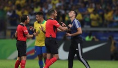 Thua đau Brazil, HLV Argentina trút giận lên... trọng tài
