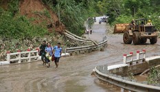 Người dân hối hả về nhà sau hai ngày quốc lộ 7 bị cấm đường