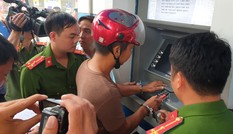 Ba người Trung Quốc dùng thẻ ATM rút tiền của hàng chục khách hàng