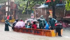Bộ đội vượt lũ cứu hộ người dân TP Vinh giữa mưa trắng trời