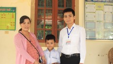 Học sinh lớp 3 nhặt được tiền và vàng đem trả lại người đánh rơi