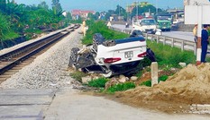 Ô tô lật ngửa sau cú tông của tàu hỏa, tài xế tử vong tại chỗ