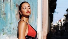 Nhan sắc yêu kiều, dáng vóc hoàn hảo của Adriana Lima