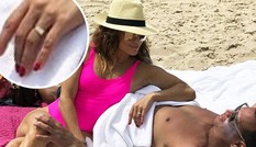 Jennifer Lopez lộ nhẫn đính hôn khi đi tắm biển cùng bồ trẻ