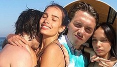 Cậu cả nhà Beckham tình tứ bạn gái hơn tuổi trên biển