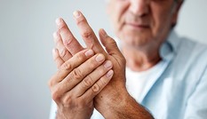 Chứng run chân tay có thể là dấu hiệu bệnh gì?