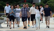 Thời tiết quá nóng, nam giới Hàn Quốc mặc quần short, mang dép đi làm