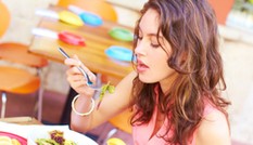 Ngày càng nhiều người trẻ không về nhà ăn tối, không trò chuyện với người thân