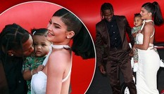 Tiểu thư tỉ phú nhà Kardashian dáng đẹp gợi tình bên bạn trai