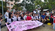 Sôi nổi điểm cầu Olympia Cần Thơ: Đội mưa cổ vũ Nguyễn Bá Vinh