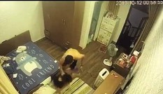 Cư dân mạng phẫn nộ clip chồng hờ đánh đập, lột quần áo vợ dã man