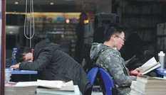 Áp lực cuộc sống, giới trẻ Trung Quốc chi bộn tiền để có giấc ngủ ngon