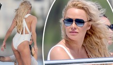 Biểu tượng gợi cảm Pamela Anderson diện áo tắm căng đầy sức sống