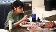 Cô gái bị các nhà hàng từ chối vì ăn quá nhiều