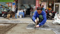 Lát đá vỉa hè Hà Nội: Lát mới chưa xong, đoạn cũ đã hỏng