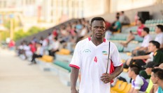 Tiền vệ người Cameroon thỏa ước mơ chơi bóng ở sân đấu 5 sao Việt Nam