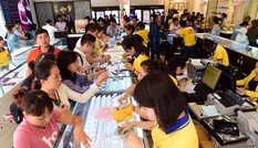 Người Sài Gòn đổ xô mua vàng ngày vía Thần tài giữa trưa Người Sài Gòn đổ xô mua vàng ngày vía Thần tài giữa trưa
