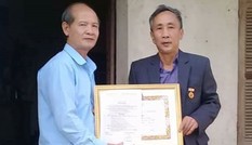Tử tù được minh oan Hàn Đức Long nhận huy hiệu 30 năm tuổi Đảng
