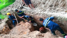 Cảnh sát cứu thanh niên bị đất vùi sâu hơn 2 m