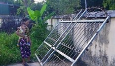 Bé trai 3 tuổi bị cửa sắt 200kg đè lên người tử vong