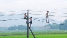 Đu dây điện để nhảy tắm ao, 2 cháu bé chết thương tâm