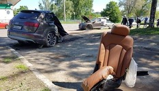 SUV hạng sang Audi Q7 vỡ đôi sau khi đâm vào cột điện