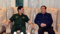 Đại tướng Ngô Xuân Lịch thăm, tặng quà Đại tướng Phùng Quang Thanh