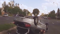 'Chạm nhẹ' vào Porsche 911, ôtô mất lái rồi lật ngửa