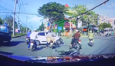 Lao vào ôtô, người lái xe máy 'bay như chim'