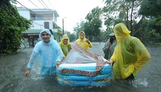 Ăn hỏi đúng ngày ngập lụt, nhà trai dùng phao chở sính lễ sang nhà gái