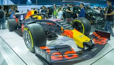 'Mục kích' hai chiếc xe đua F1 tại triển lãm VMS 2019