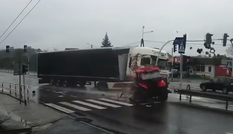 Qua ngã tư bất cẩn, xe máy kéo bị container tông mạnh