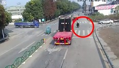 Người đi xe máy bị 'chôn vùi' dưới những mảnh kính vỡ