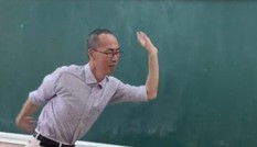 Thầy Lê Bá Khánh Trình múa phụ họa cho học trò hát bài 'Bụi phấn'