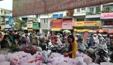 Hàng ngàn người chen chân ở chợ hoa sỉ lớn nhất Sài Gòn