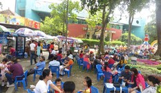 Hàng quán TPHCM đông nghịt khách ngày mùng 1 Tết, giá tăng 15% Hàng quán TPHCM đông nghịt khách ngày mùng 1 Tết, giá tăng 15%