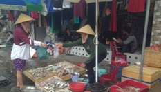 Mùng 4 Tết: Siêu thị vắng hoe, hải sản 'chợ cóc' tăng giá gấp đôi Mùng 4 Tết: Siêu thị vắng hoe, hải sản 'chợ cóc' tăng giá gấp đôi