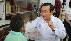 Bé gái mặt biến dạng vì mắt lồi ra ngoài suốt 7 năm