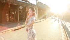 Thí sinh chung kết iMiss Thăng Long thả dáng trên phố Hội