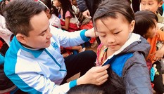 Khám bệnh, phát thuốc miễn phí và tặng quà vùng cao