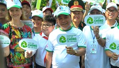 Cậu bé tặng hoa, bắt tay nguyên thủ nhiều quốc gia là đại sứ chống rác thải nhựa