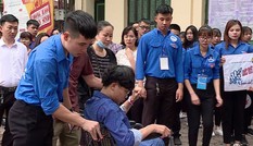 Tình nguyện viên hỗ trợ thí sinh mổ ruột thừa vào phòng thi