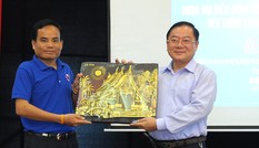 Đoàn thanh niên Lào ấn tượng với Chủ nhật Đỏ báo Tiền Phong
