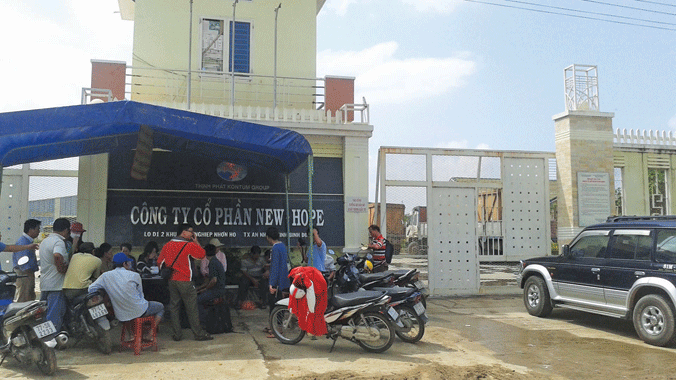 Dựng lều trước cổng công ty đòi nợ