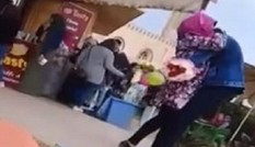 Màn cầu hôn giữa sân trường khiến nữ sinh bị đuổi học Màn cầu hôn giữa sân trường khiến nữ sinh bị đuổi học