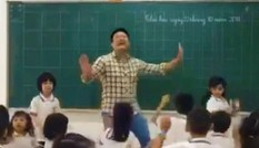 Thầy giáo tiểu học nhảy múa dẻo như cô giáo làm sục sôi lớp học Thầy giáo tiểu học nhảy múa dẻo như cô giáo làm sục sôi lớp học