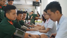 Học viên áo lính chia giọt máu đào
