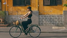 Hoa hậu Tiểu Vy ăn chè đậu đỏ, đạp xe khắp Hội An tìm người yêu ngày thất tịch