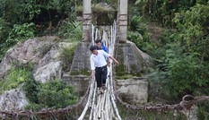 Vượt 'cầu treo tử thần' gọi từng học trò đến lớp